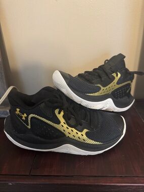 Under Armour Kids Jet 23 Black and Gold Athletic Basketball Sneakers Size 4Y